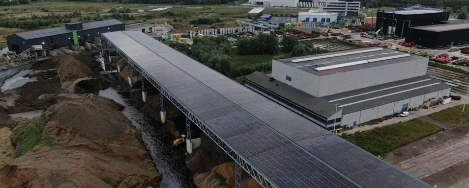 Luchtfoto van de site van Top-Mix Recycling met zonnepanelen