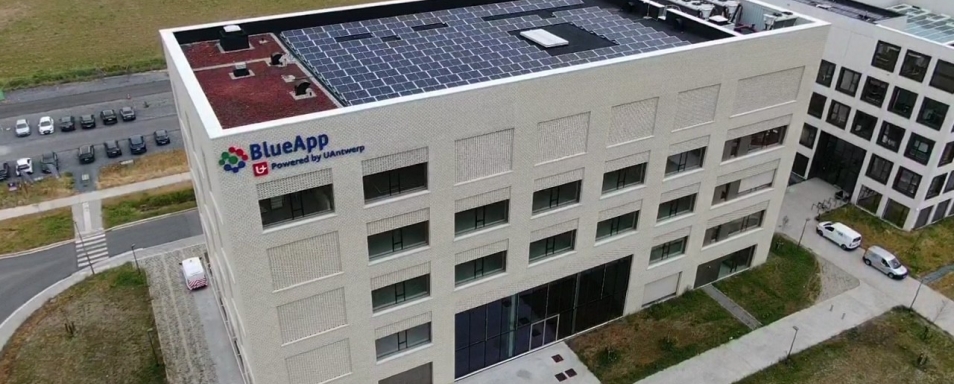 Luchtfoto van het BlueApp-gebouw van de Universiteit Antwerpen met zonnepanelen