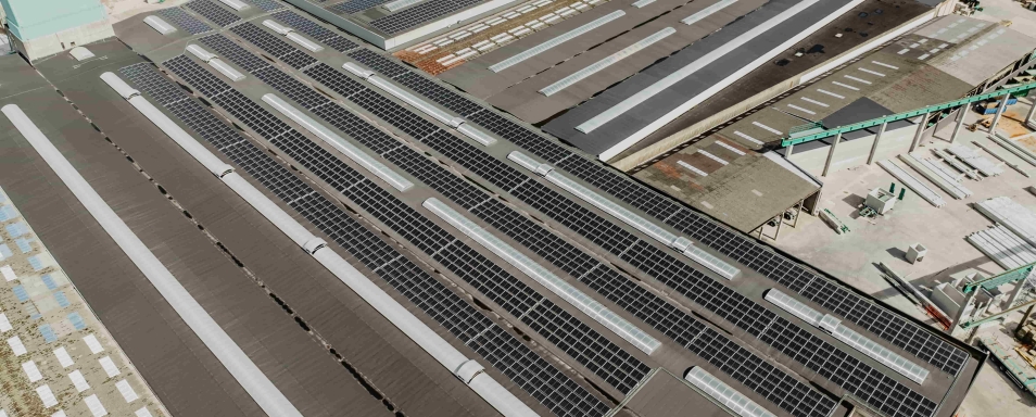 Luchtfoto van een groot industriedak volledig belegd met zonnepanelen bij Valcke Industriebouw