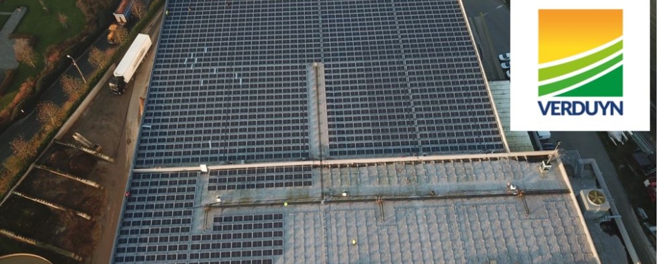 Luchtfoto van het industriedak van Verduyn met zonnepanelen