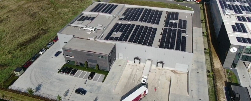 Luchtfoto van de bedrijfssite van Wild Vermeersch met zonnepanelen