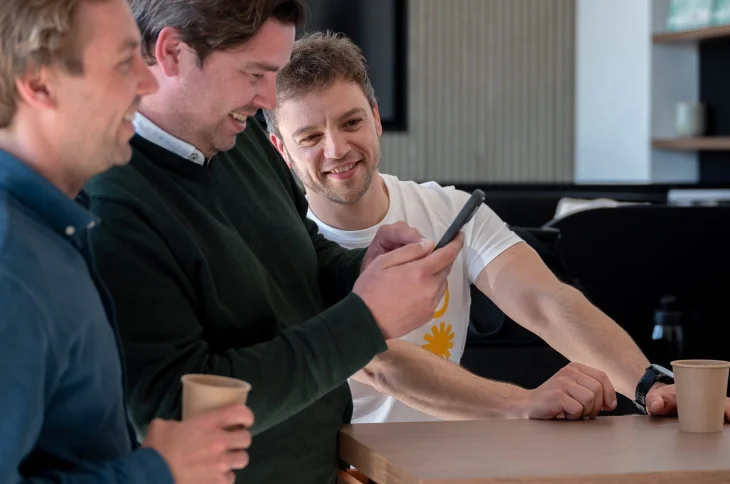 Informeel moment met collega's aan de balie