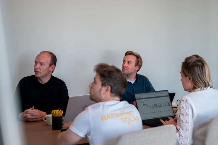 Teamoverleg rond de vergadertafel