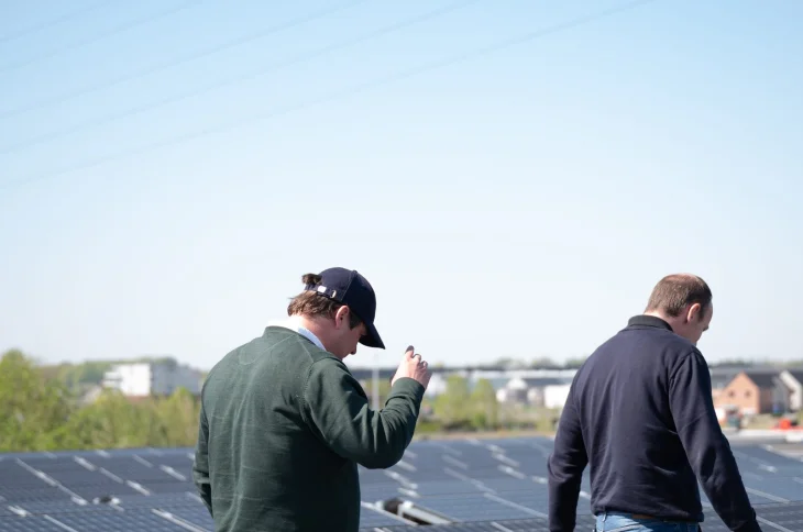 Medewerkers lopen over het zonnedak tijdens een controle