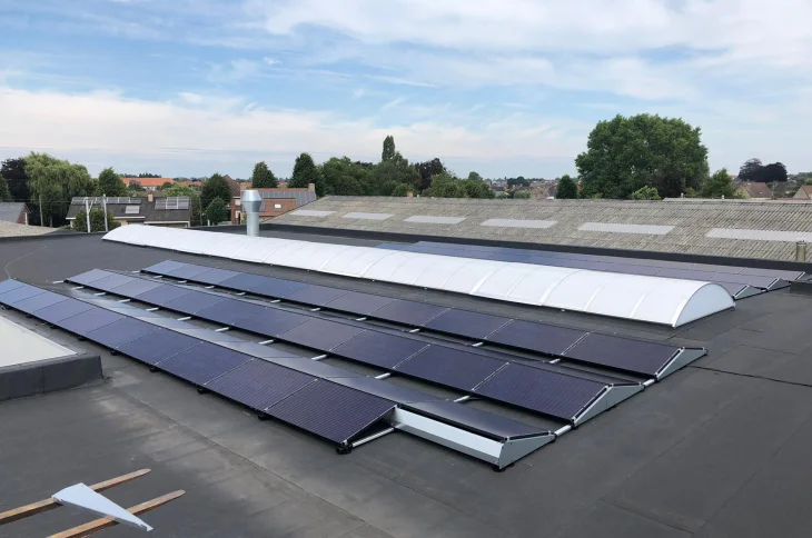 Zonnepanelen op het bedrijfsdak van Schrijnwerkerij Monserez