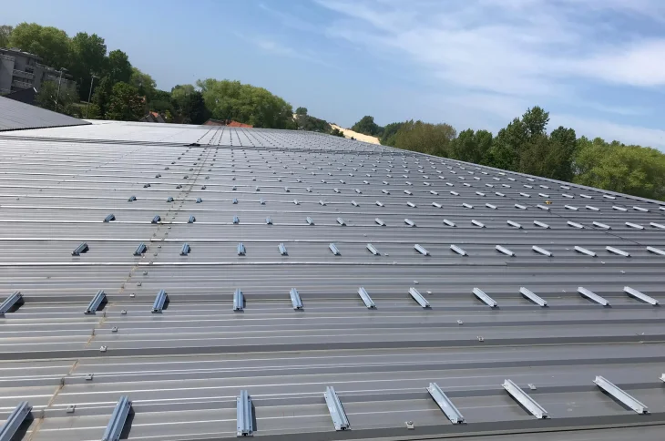 Zonnepanelen op het dak van de sporthal in Koksijde