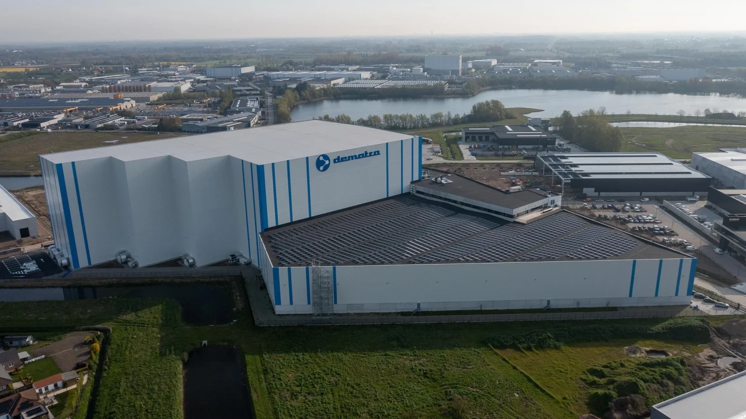 Luchtfoto van de logistieke site van Dematra met zonnepanelen