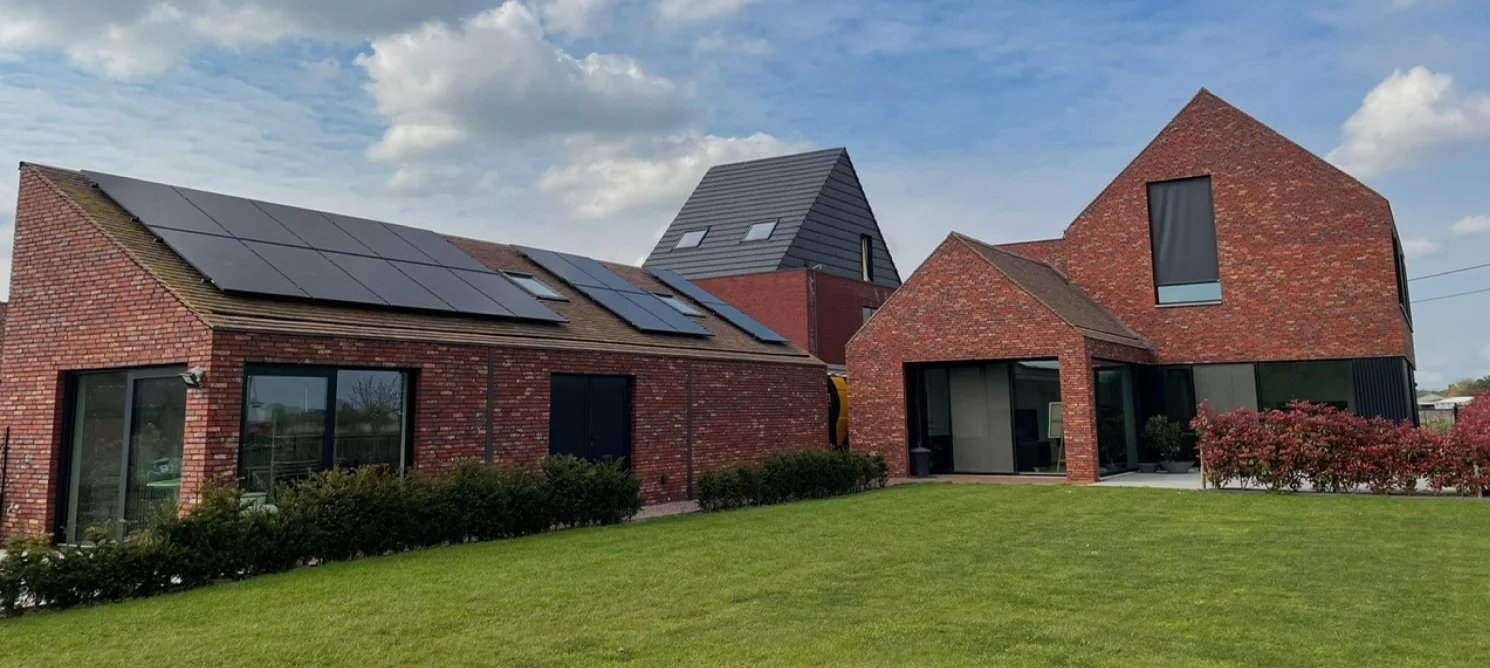 Woning in rode baksteen met zonnepanelen over het volledige schuine dak