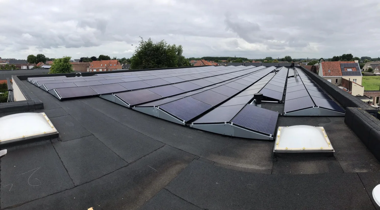 Zonnepanelen op het platte dak van supermarkt Select in Lauwe