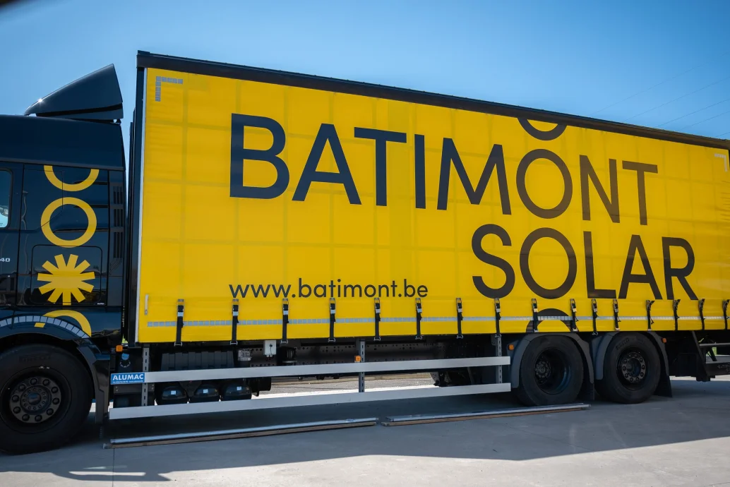 Vrachtwagen met oplegger van Batimont Solar