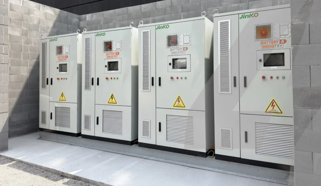 Rij industriële batterijkasten van Jinko ESS in een technische ruimte bij Delta Light in Wevelgem