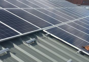 zonnepanelen op steeldeck