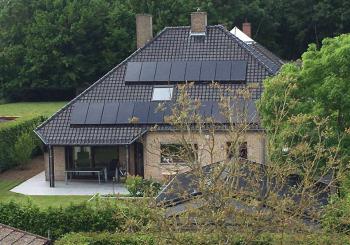 sunpower e19 320Wp zonnepanelen op hellend dak in Ledegem