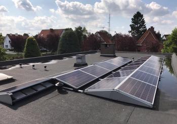 zonnepanelen oost west in Waregem plat dak