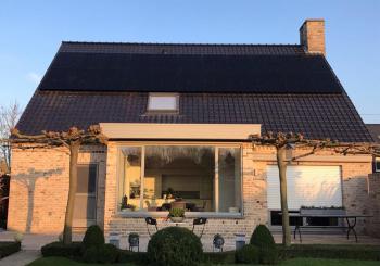 zwarte zonnepanelen in Bossuit op hellend dak