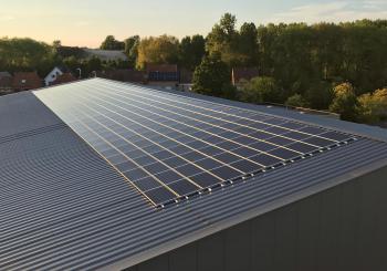 zonnepanelen op steeldeck