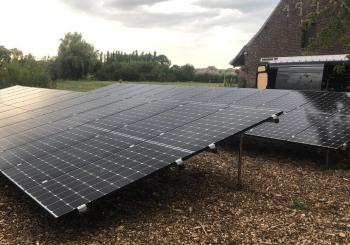 Panneaux solaires dans un pré