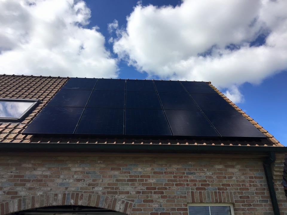 volledig zwarte zonnepanelen