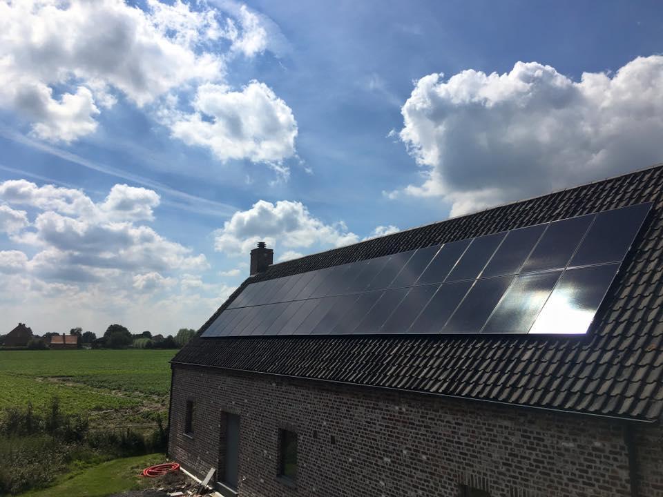zwarte zonnepanelen, effen zwarte zonnepanelen