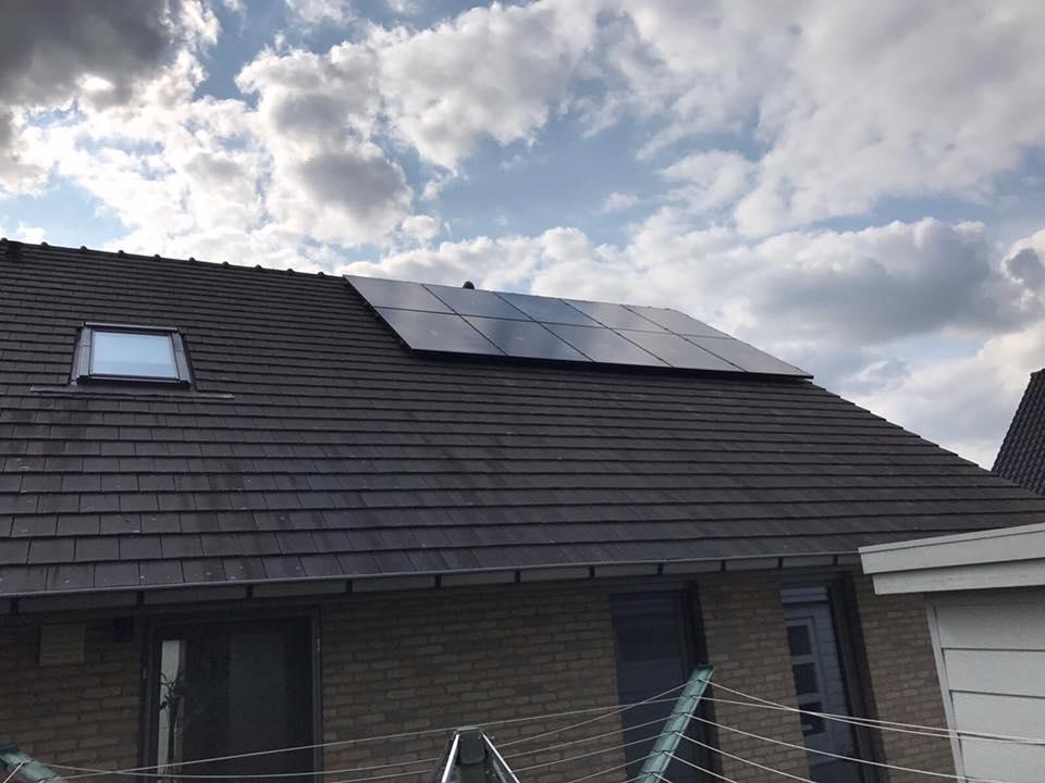 zonnepanelen oost west in Oekene hellend dak