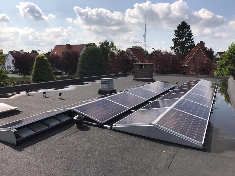 zonnepanelen oost west in Waregem plat dak