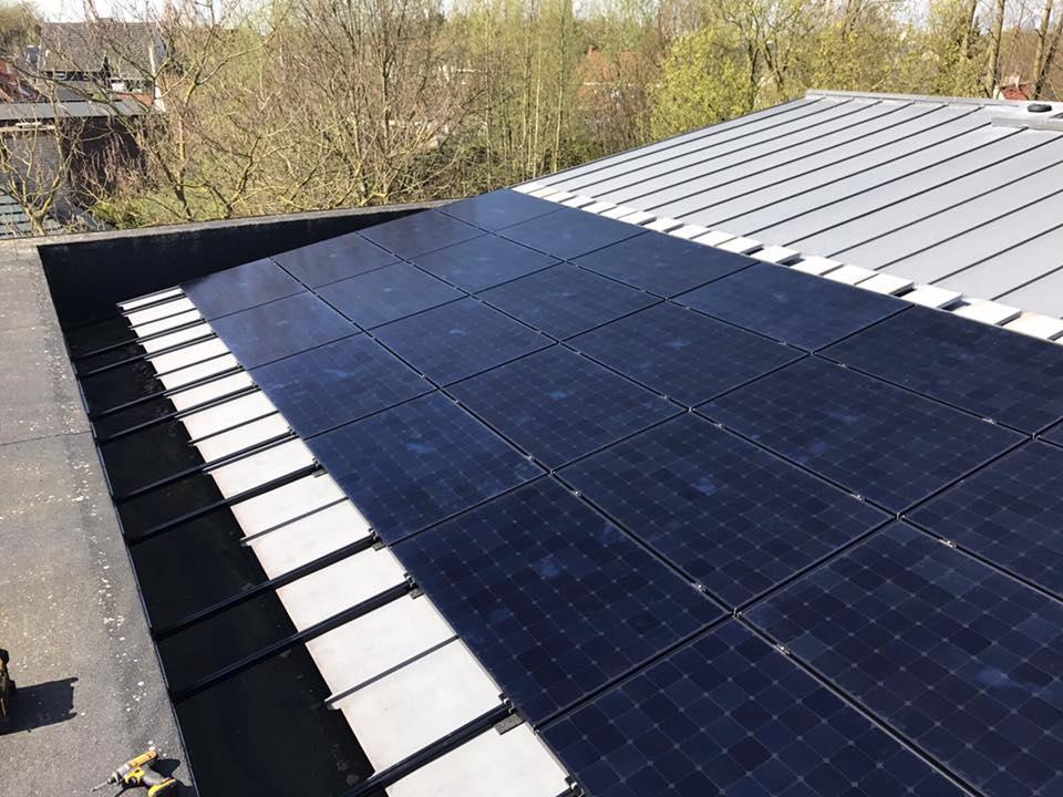 zonnepanelen op zink dak in Zwevegem