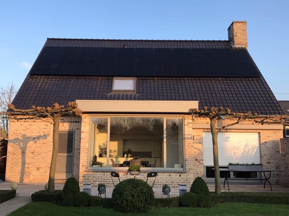 zwarte zonnepanelen in Bossuit op hellend dak