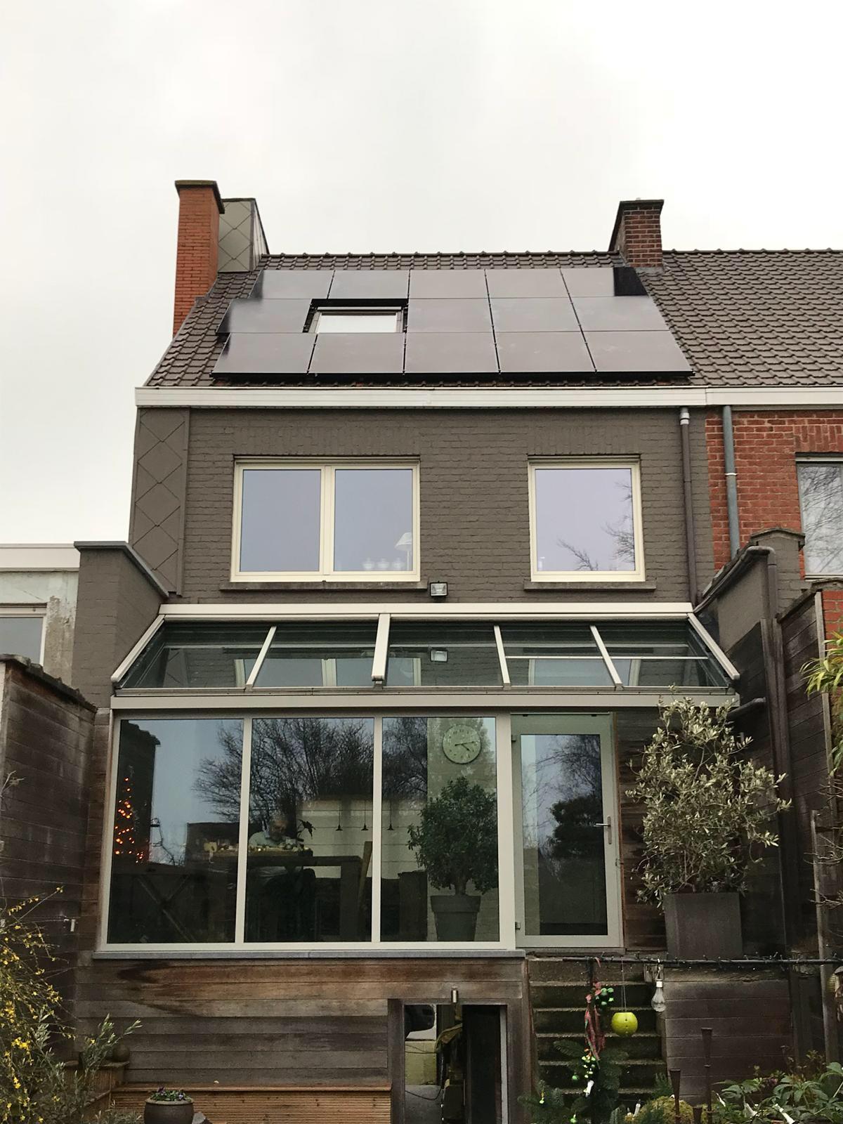 Sunpower E19 serie 320 wp in Roeselare hellend dak
