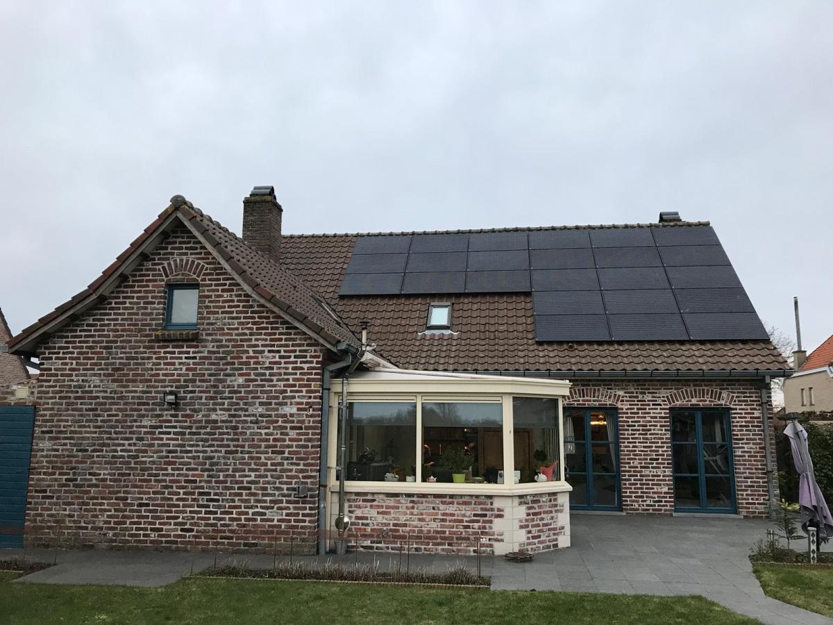 AEG glas glas zonnepanelen ooigem hellend dak