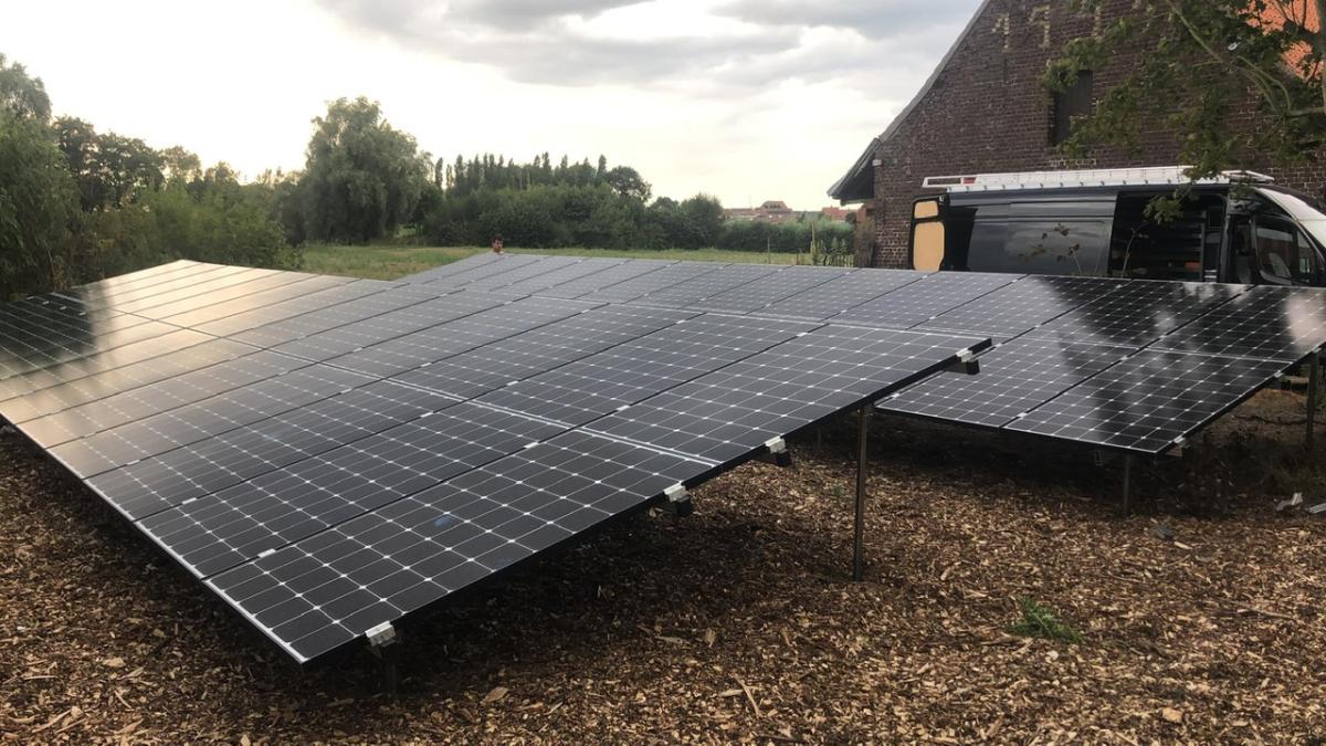 Panneaux solaires dans un pré