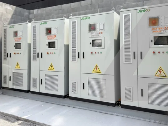 Rij industriële batterijkasten van Jinko ESS in een technische ruimte bij Delta Light in Wevelgem