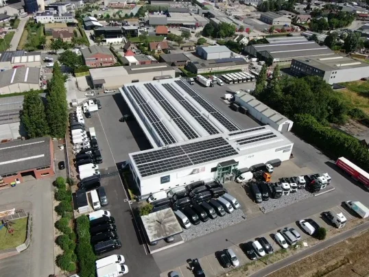 Luchtfoto van de MAN-vestiging in West-Vlaanderen met zonnepanelen