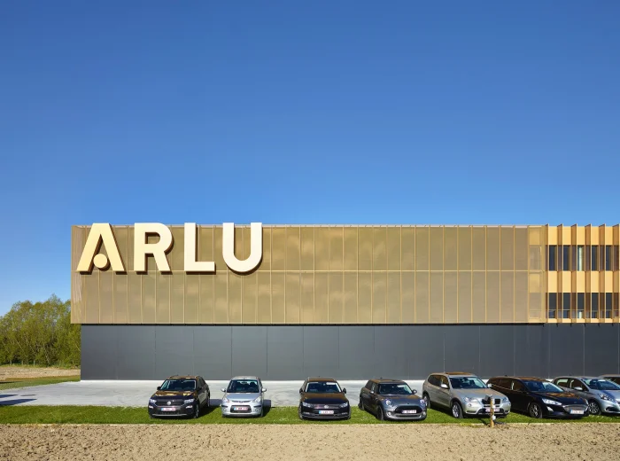 Bedrijfsgebouw van ARLU met bedrijfsnaam op de gevel