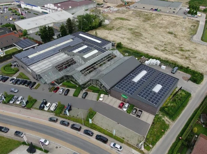 Luchtfoto van de AVEVE-site in Roeselare met zonnepanelen
