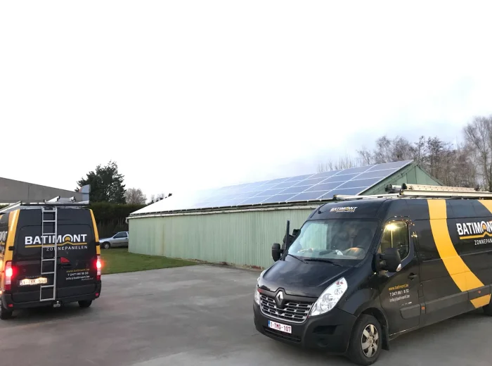 Batimont-bestelwagen bij een bedrijfspand met zonnepanelen