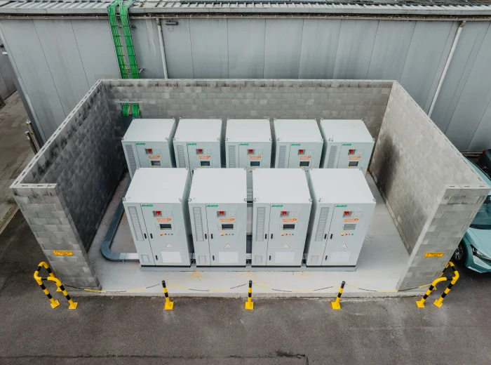 Luchtfoto van meerdere industriële batterijkasten in een betonnen opstelling