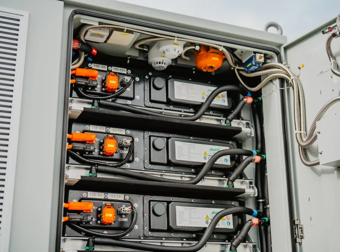 Batterijmodules en aansluitingen in een geopende industriële batterijkast