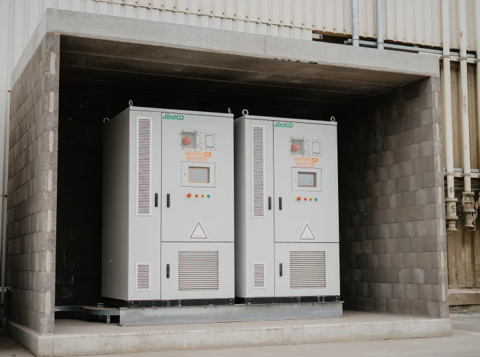 Twee industriële batterijkasten in een betonnen veiligheidsbak