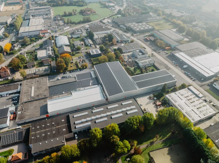 Luchtfoto van een industriegebied met bedrijfsgebouwen en zonnepanelen