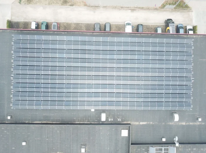 Luchtfoto van de volledige dakinstallatie zonnepanelen bij Breydelham