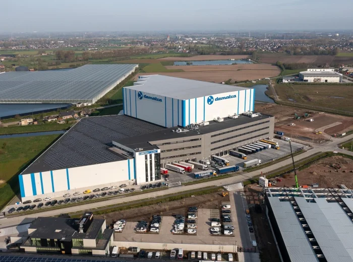 Luchtfoto van de bedrijfsgebouwen van Dematra met zonnepanelen op de daken
