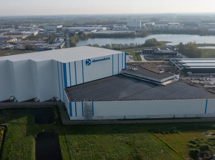 Luchtfoto van de logistieke site van Dematra met zonnepanelen