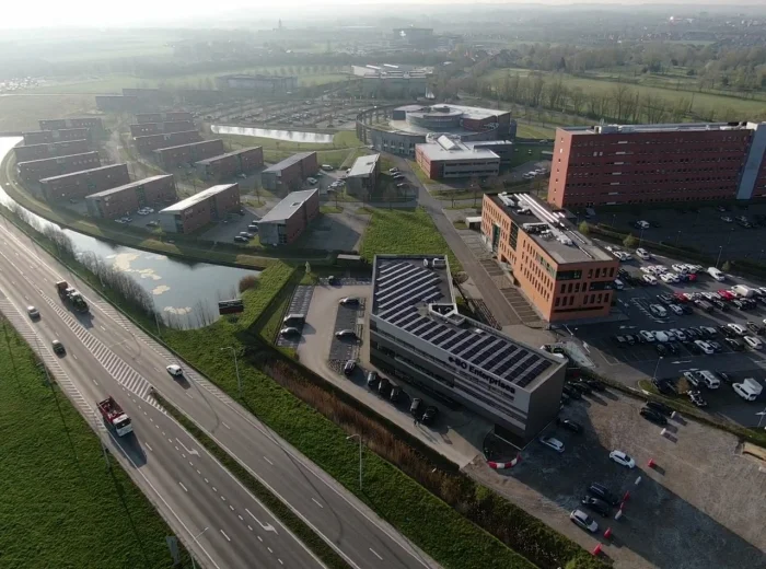 Luchtfoto van het kantoorgebouw van e-BO Enterprises met zonnepanelen