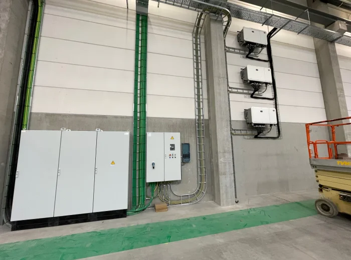 Omvormers en schakelkasten in de technische ruimte van E-Max Gullegem