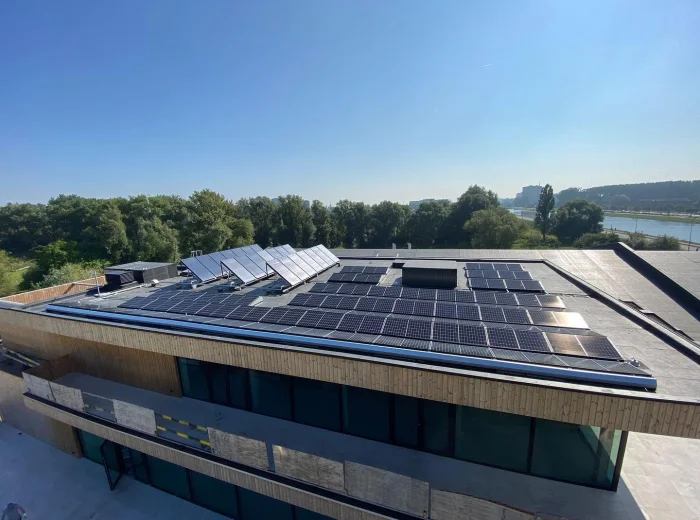 Luchtfoto van het clubgebouw van Hockey Gantoise met zonnepanelen