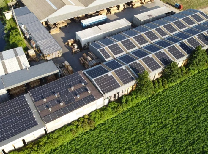 Luchtfoto van de loodsen van Houthandel Devreese met zonnepanelen