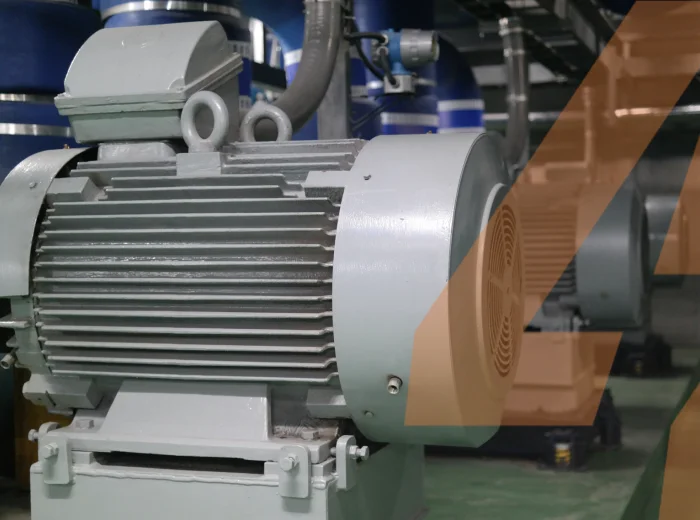 Grote industriële elektromotor in een productieomgeving