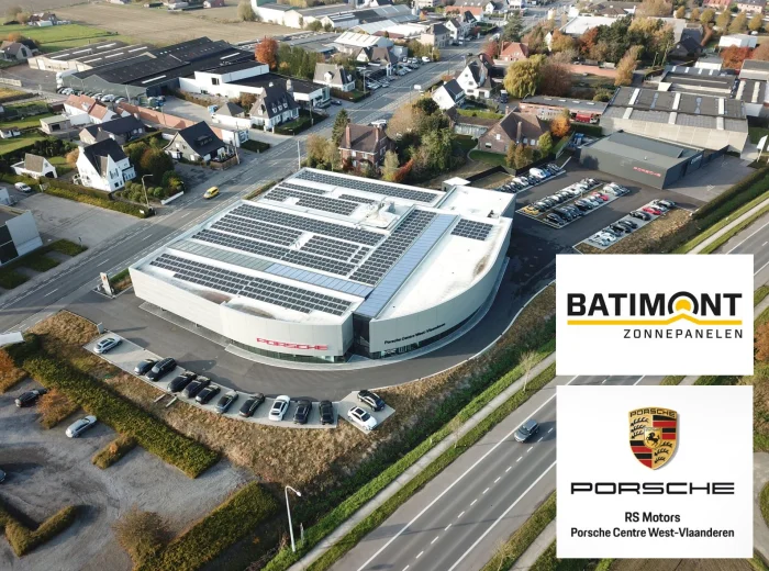 Luchtfoto van Porsche Center West-Vlaanderen met zonnepanelen op het dak