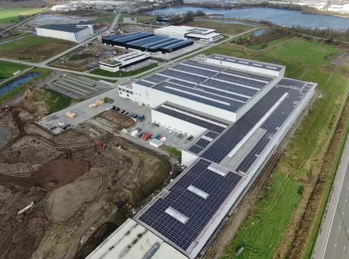 Luchtfoto van de zonnepaneelinstallatie op het dak van Renson NOA Outdoor