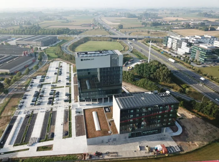 Luchtfoto van het kantoorgebouw van Skyline Communications met zonnepanelen